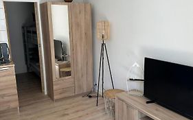 Charmant studio neuf 150m plage sur avenue principale climatisé et parking